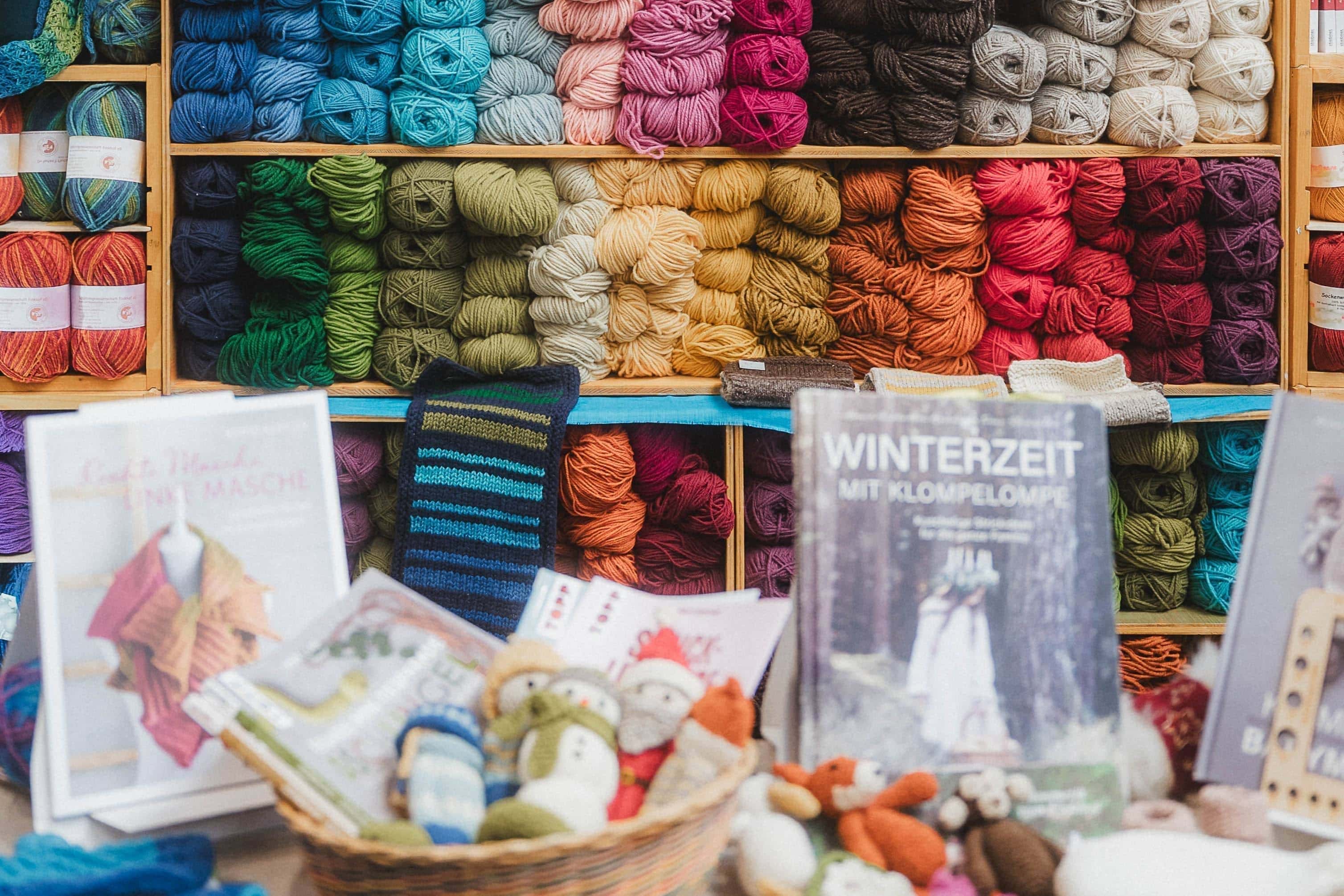 Finkhof Stand bei Messe in Ulm mit Wolle und Büchern
