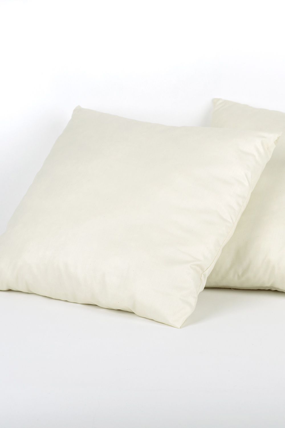 weiße quadratische Finkhof Sofakissen in 40x40 cm aus bio Wolle (kbT) und bio Baumwolle (kbA) vor weißem Hintergrund