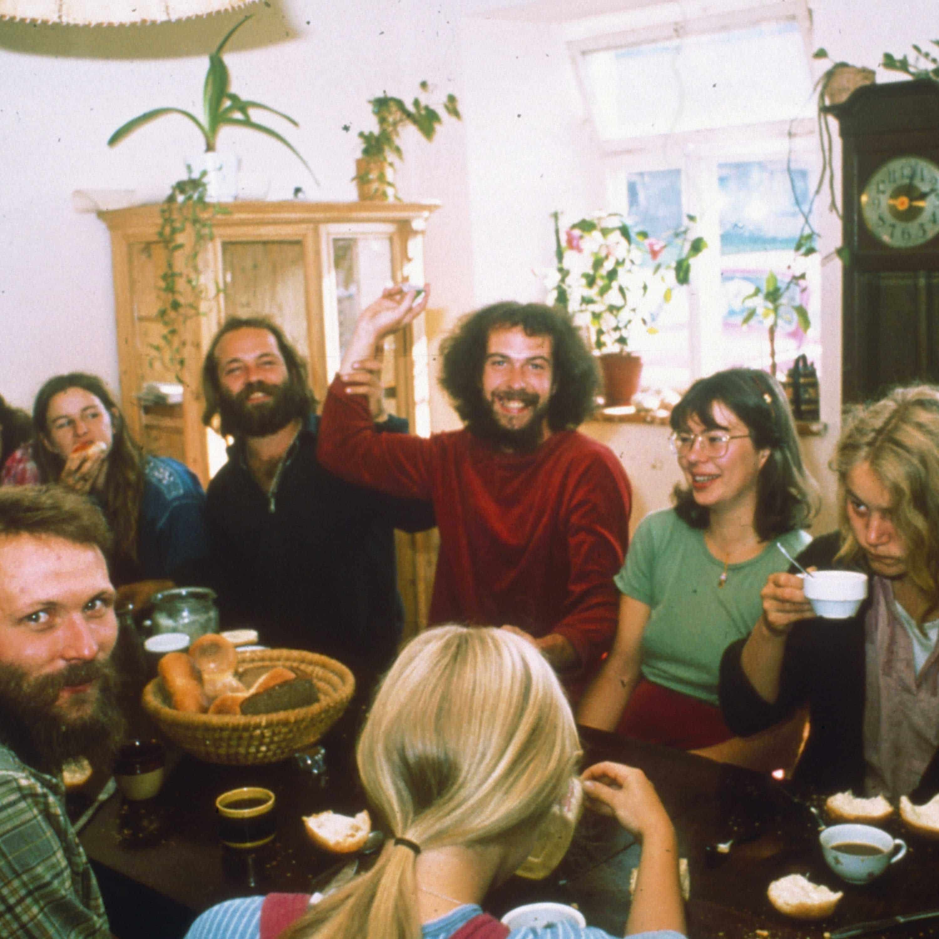 Plenumsrunde am Tisch auf dem Finkhof