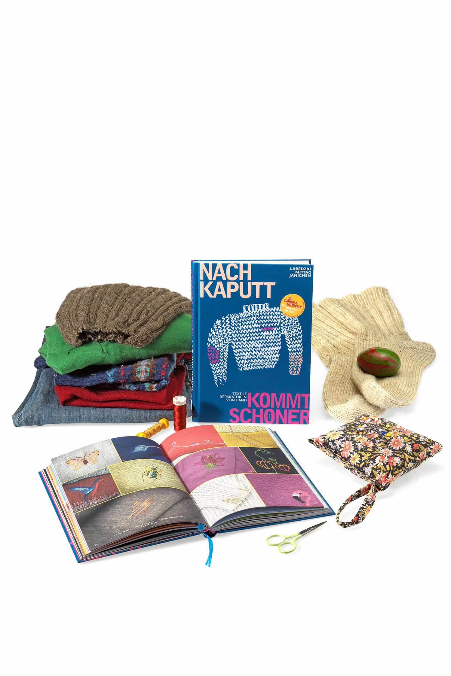 Nach kaputt kommt schöner - Textile Reparaturen von Hand Stimmungsbild mit Buch ,,Nach kaputt kommt schöner - Textile Reparaturen von Hand"