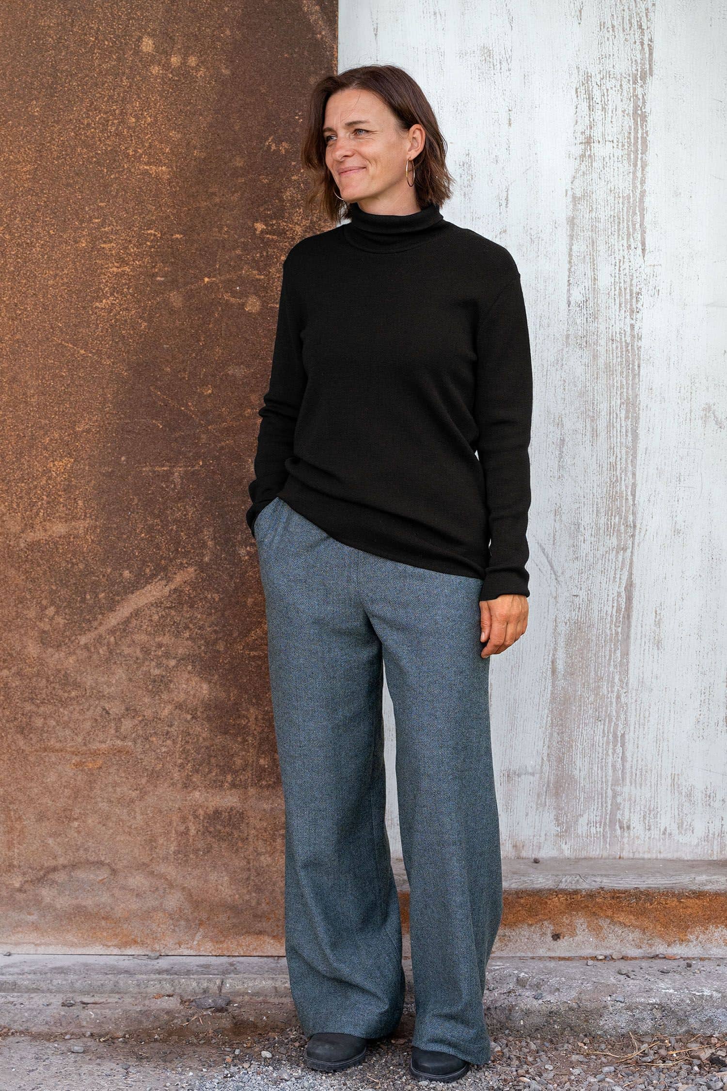 Damen-Wollhose jeans Gr. XL Frau trägt gerade geschnittene Wollhose in jeansblau aus bio Wolle (kbT) vom Finkhof mit schwarzem Pulli