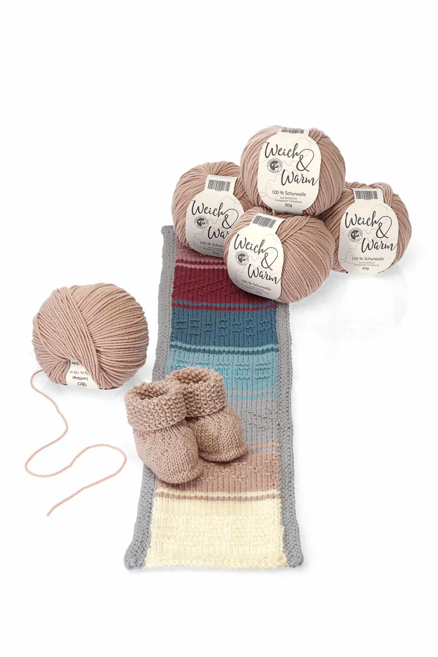 Finkhof Merinowolle Weich&Warm in camel aus bio Wolle (kbT) als Knäule mit Babyschuhen und kleiner Decke