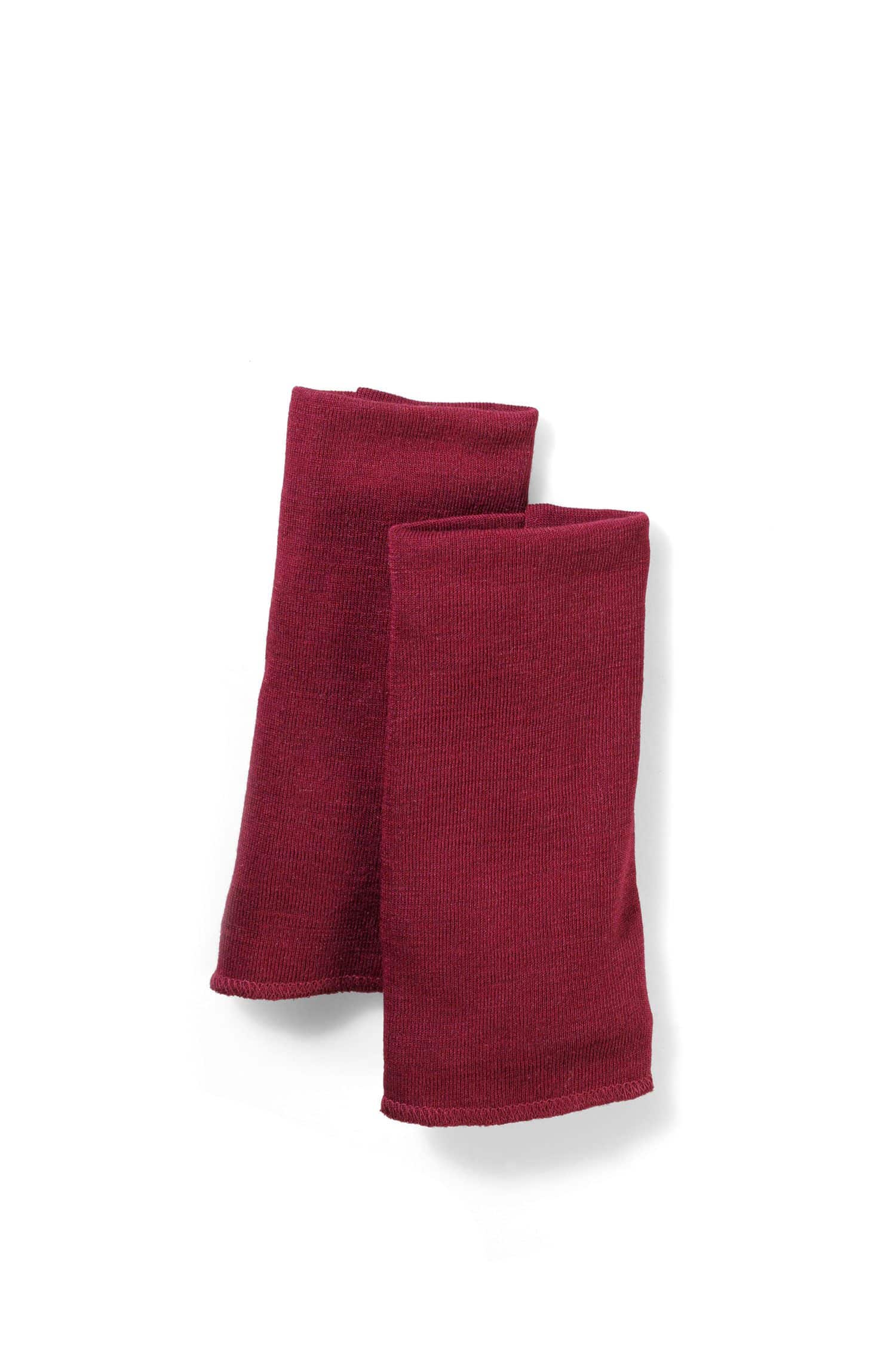 ein Paar bordeauxrote Pulswärmer aus bio Wolle (kbT) und Seide, Freisteller
