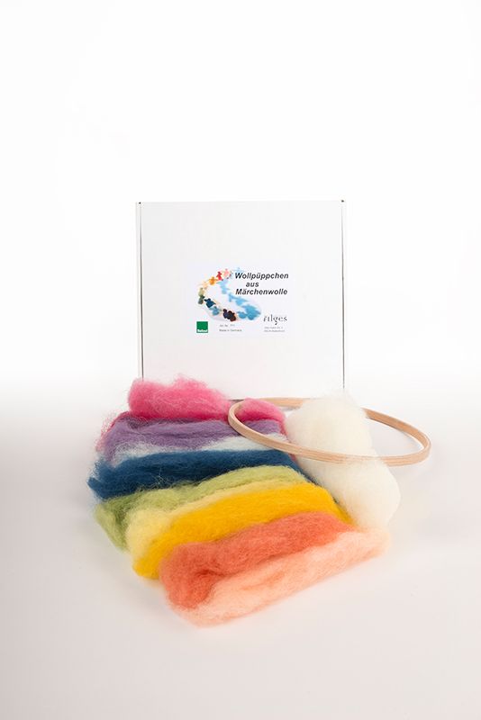 Packungsinhalt der Bastelpackung Wollpüppchen vom Finkhof mit bio Wolle (kbT) auf weißem Untergrund