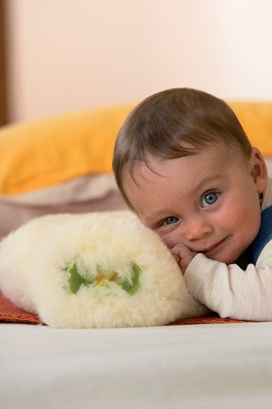 Wärmehülle klein relugan gegerbte Wärmehülle für Wärmflasche aus Schaffell vom Finkhof mit Baby auf Bild