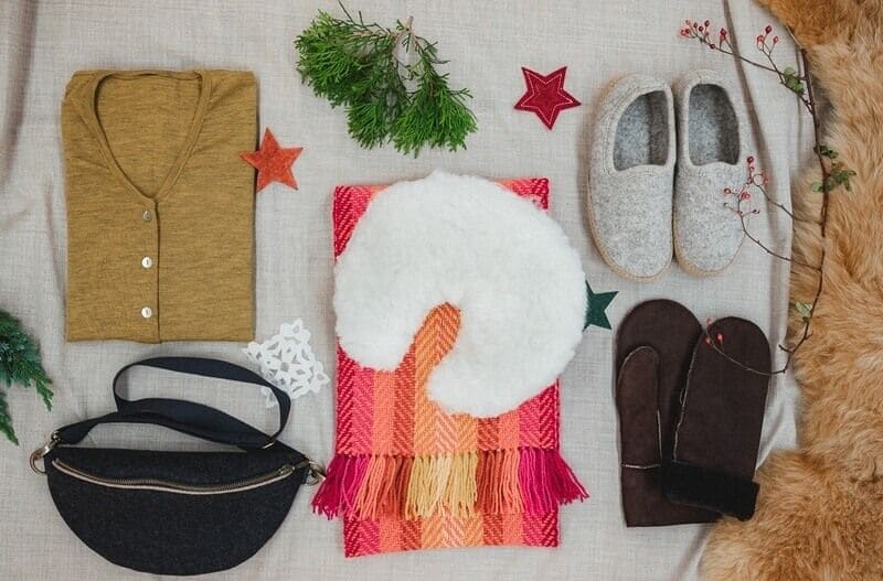 Finkhof Geschenke bis 100 Euro mit Hausschuhen, Unterwäsche, Schaffell, handgewebtem Schal und Spieluhr.