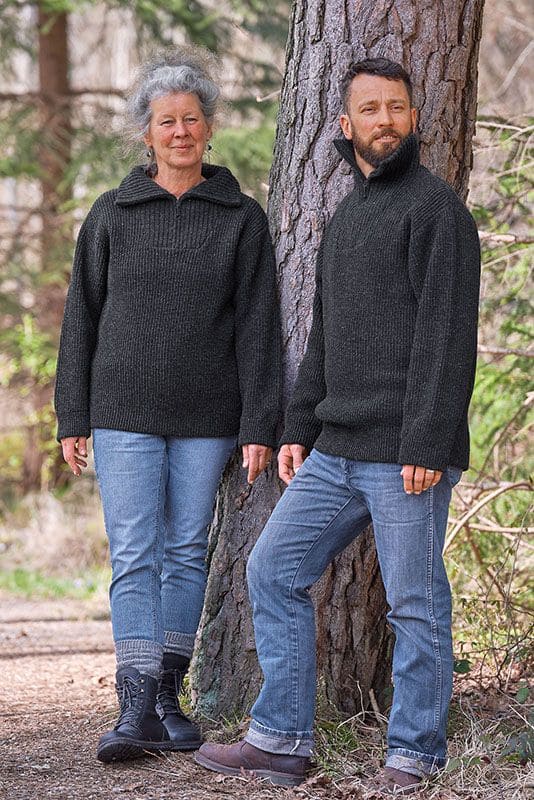 Finkhof-Troyer gefärbt Frau und Mann im Wald tragen anthrazitfarbenen Troyer vom Finkhof mit Reißverschluss aus bio Wolle (kbT)
