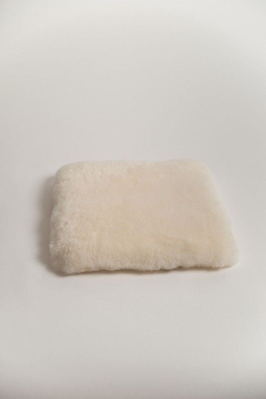 weißes pflanzliches Wohlfühlkissen aus relugan gegerbtem Schaffell vom Finkhof, Freisteller