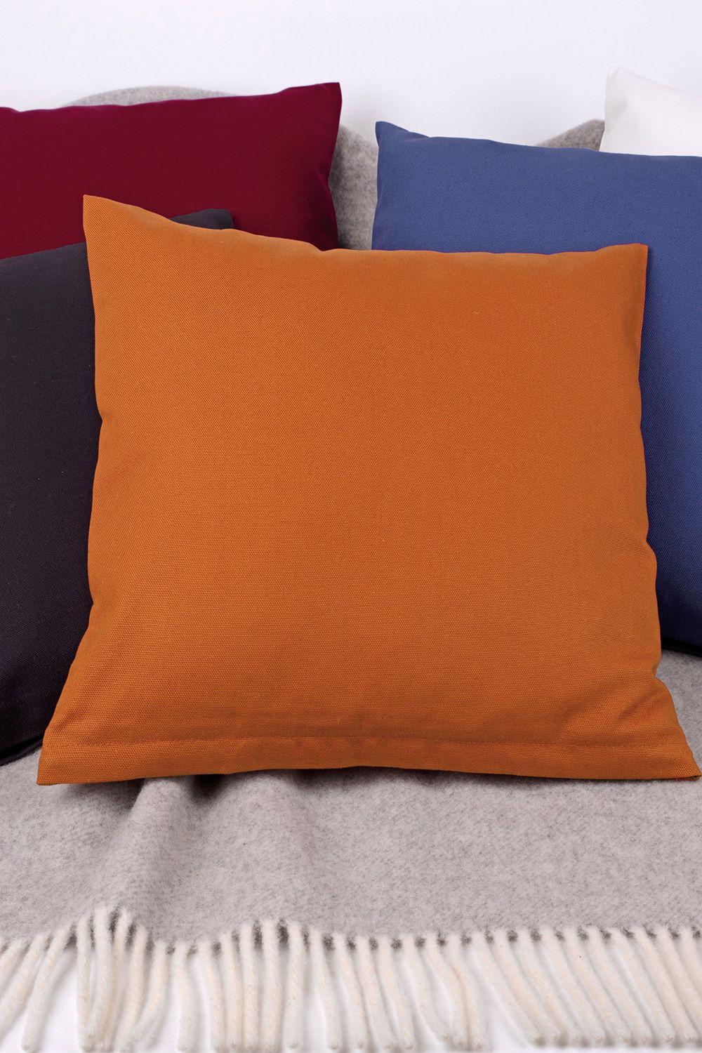 Sofakissenbezug 40 x 40 cm quadratische unifarbene Sofakissenbezüge vom Finkhof aus bio Baumwolle (kbA) auf Teppich