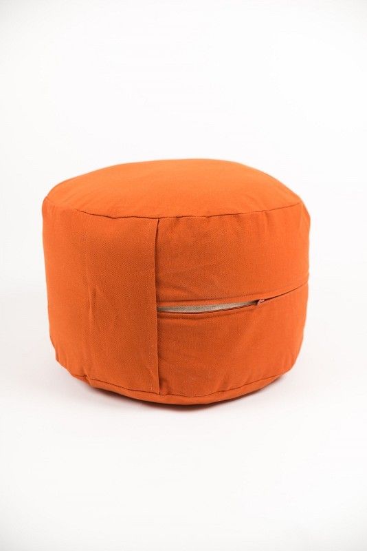geöffnetes rundes Finkhof Sitzkissen in orange aus bio Wolle (kbT), Baumwolle (kbA) und Naturkautschuk, Freisteller