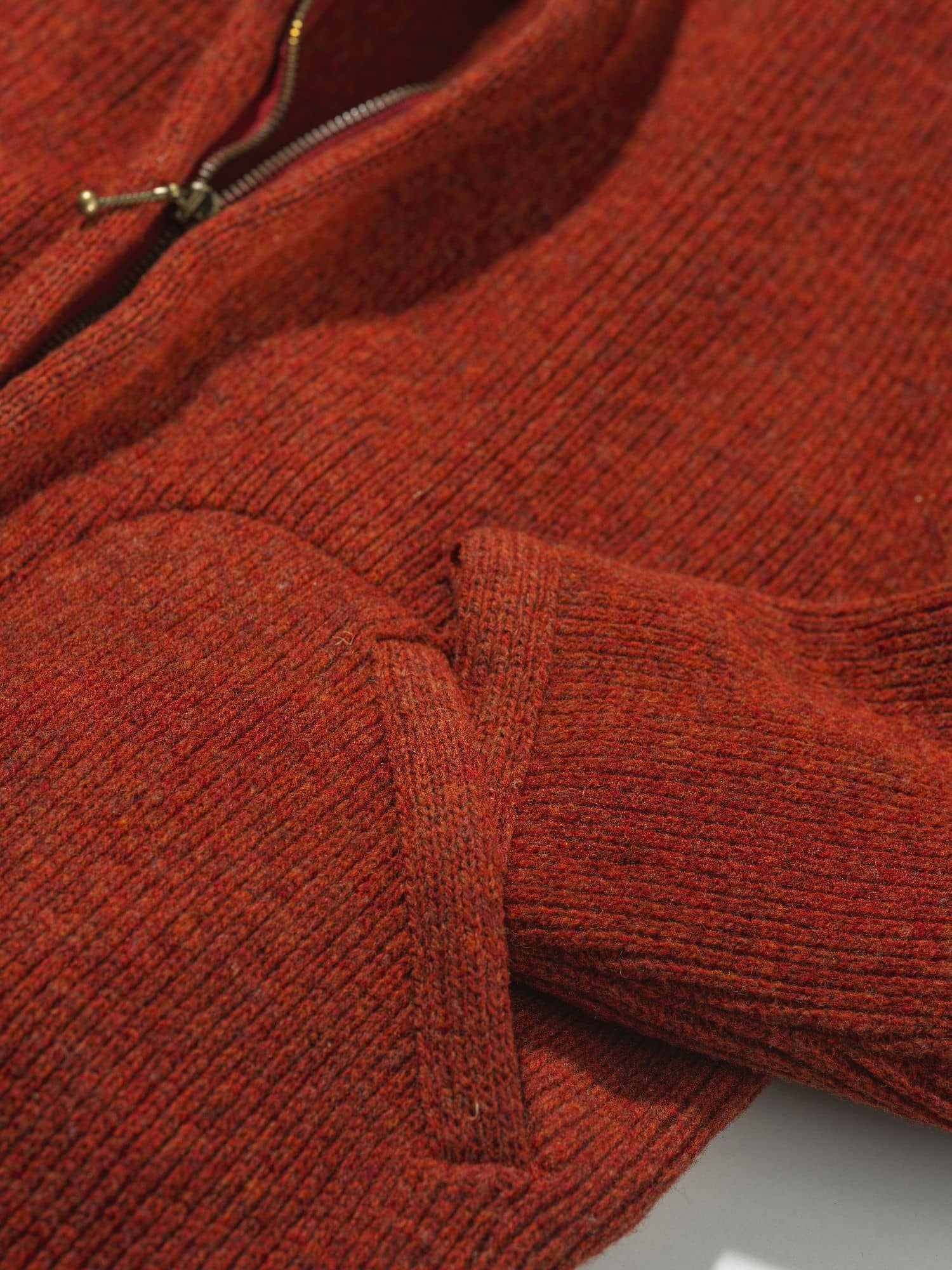 Detailaufnahme der Tasche der roten Wollwalkjacke mit Kapuze aus bio Wolle (kbT) vom Finkhof