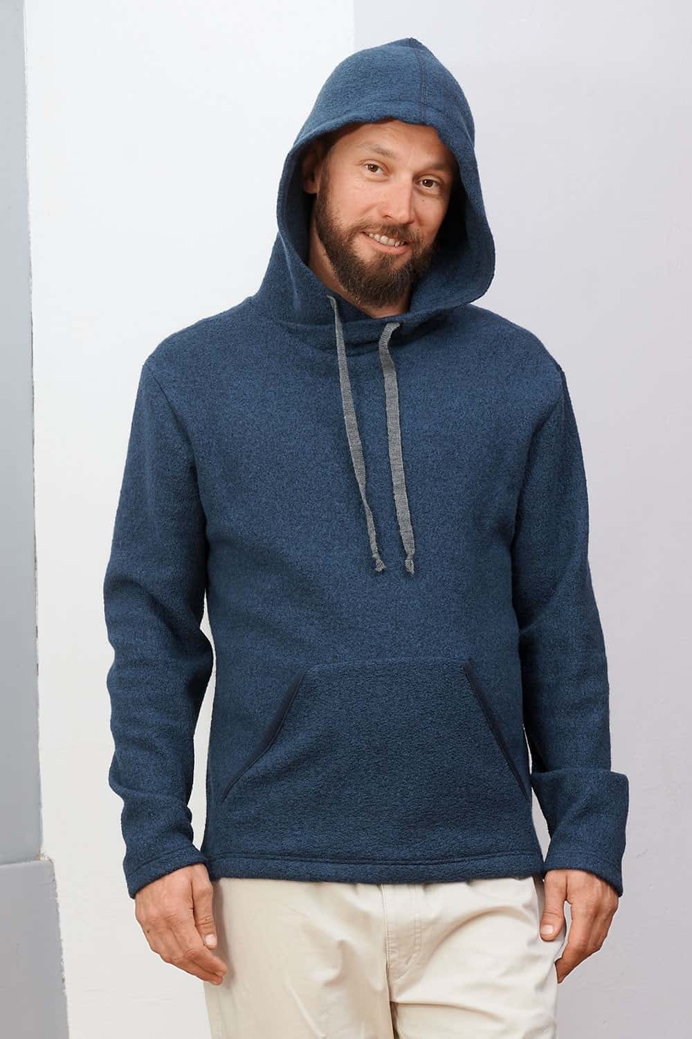 Herren Hoody in marine aus bio Schurwolle (kbT) gestylt mit heller Hose