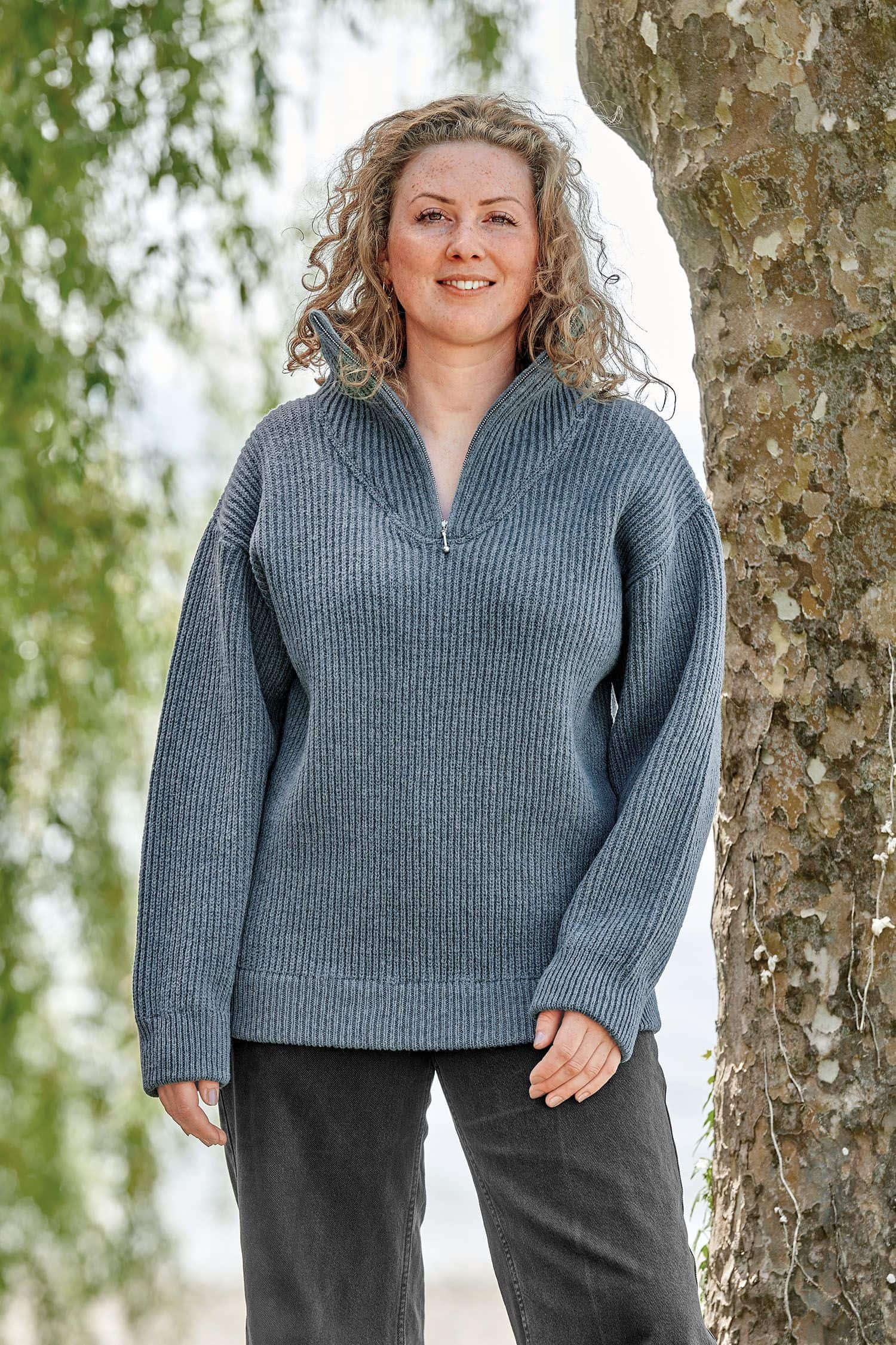 Frau trägt rauchblauen Finkhof Troyer aus bio Wolle (kbT)