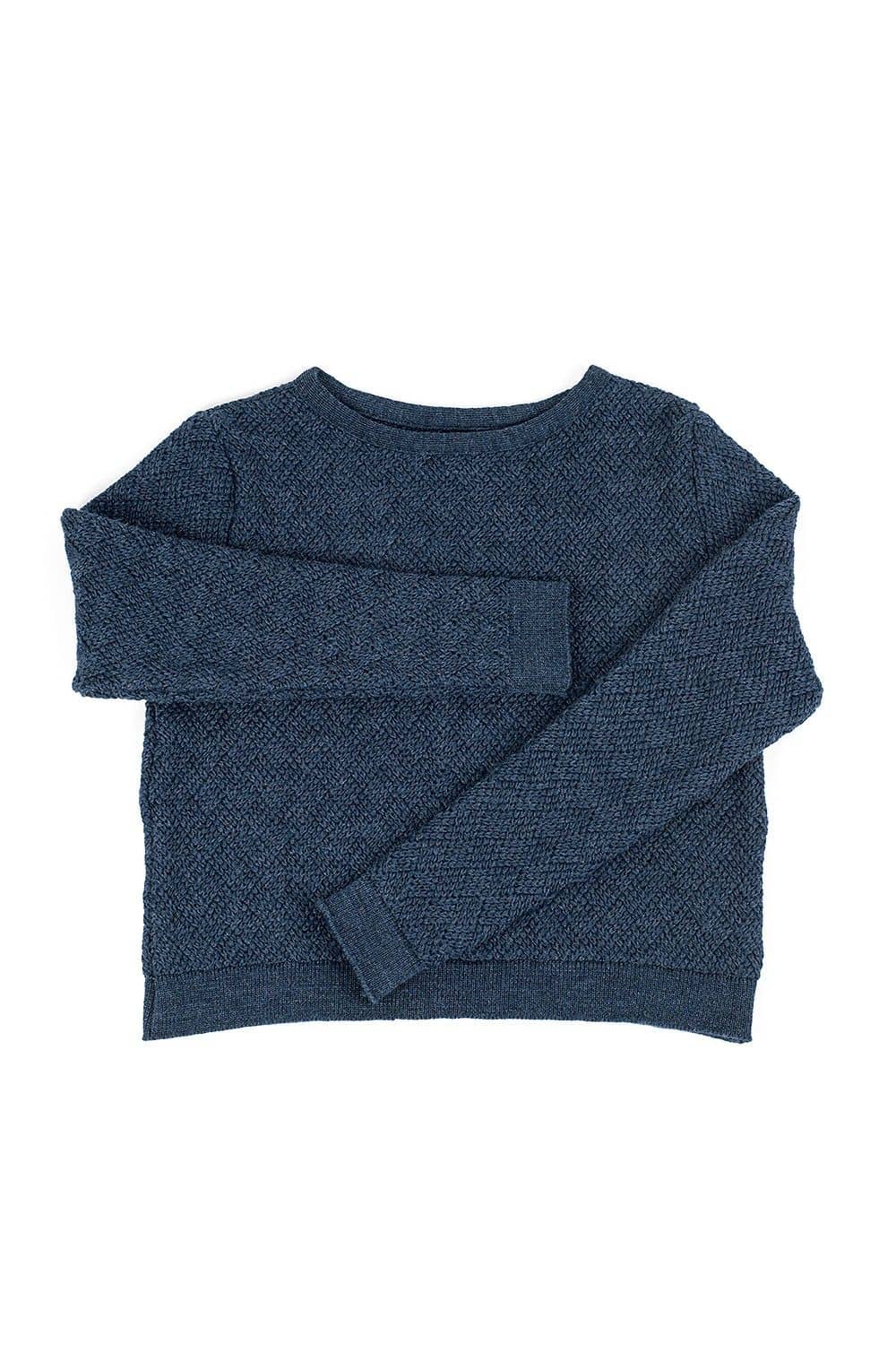 blauer Pulli mit Struktur aus bio Wolle (kbT), Freisteller