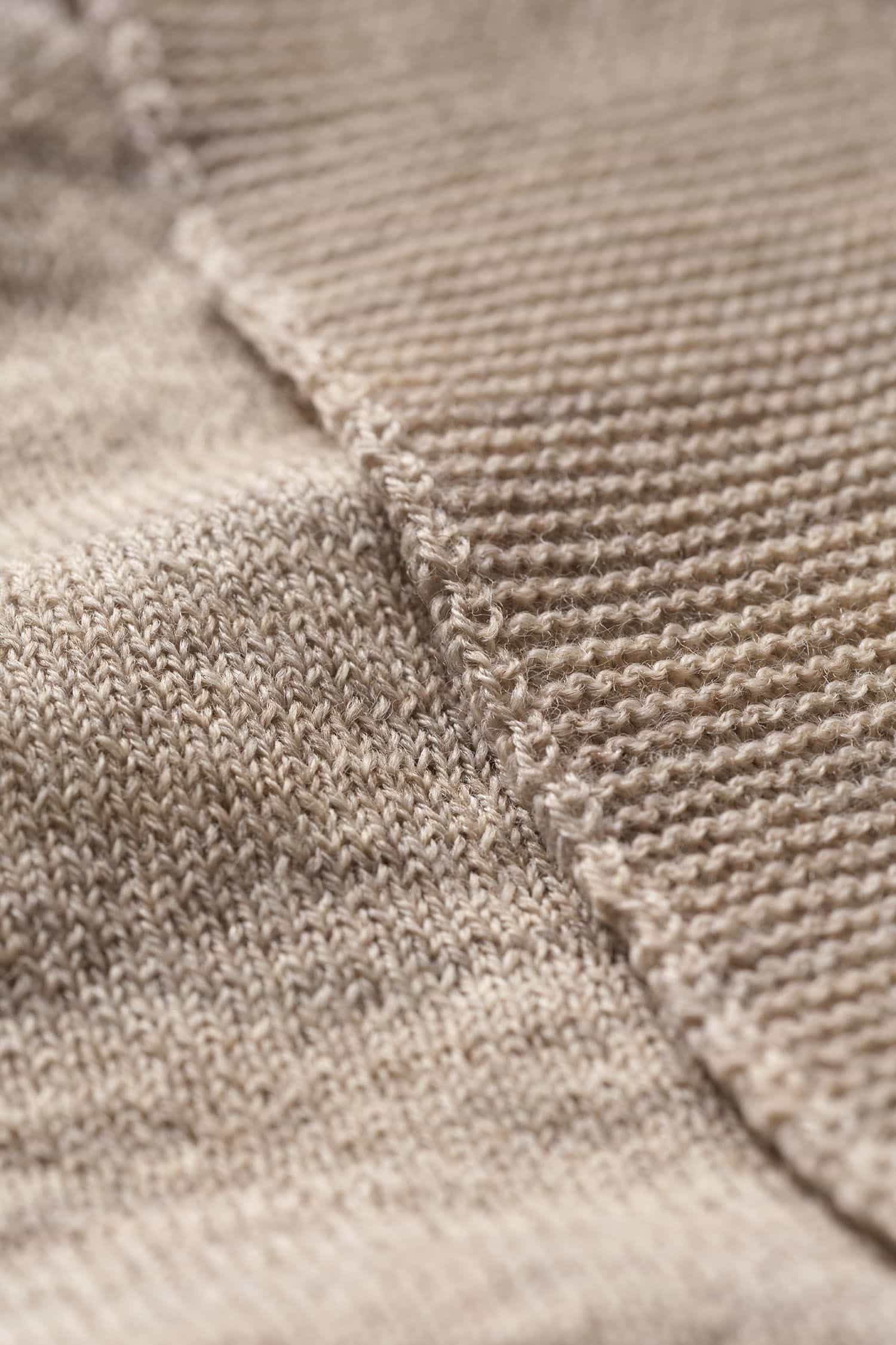 Detailaufnahme der Stoffstruktur des sandfarbenenen Merinoschals aus bio Wolle (kbT) vom Finkhof