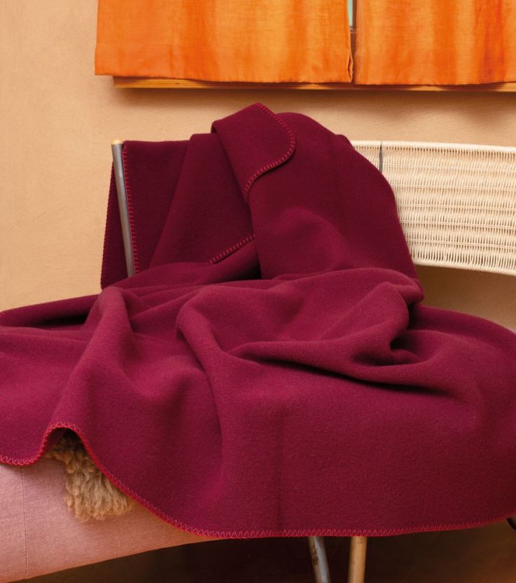 roter Teppich auf Stuhl mit orangem Vorhang im Hintergrund