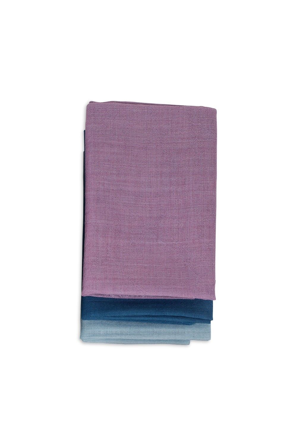 gefaltete pflanzengefärbte Spieltücher aus bio Wolle in hellblau, dunkelblau und lila