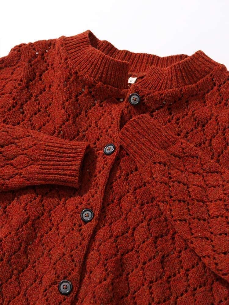 Rote Strickjacke aus Bio-Wolle vom Finkhof mit Ajourmuster und Knopfleiste auf weißem Untergrund