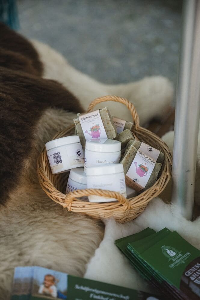 finkhof-maerkte-saison-und-themenmaerkte-1 Finkhof Seifen und Kosmetikprodukte in einem Körbchen auf dem Markt