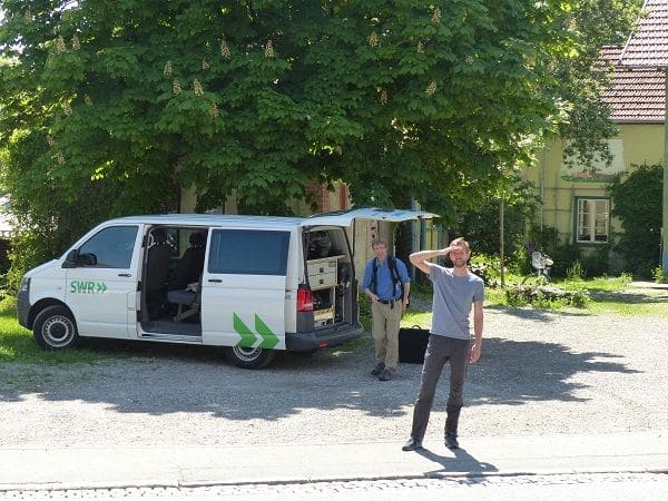 SWR Team mit Van bei Dreharbeiten auf dem FInkhof für ,,Echtes Leben"