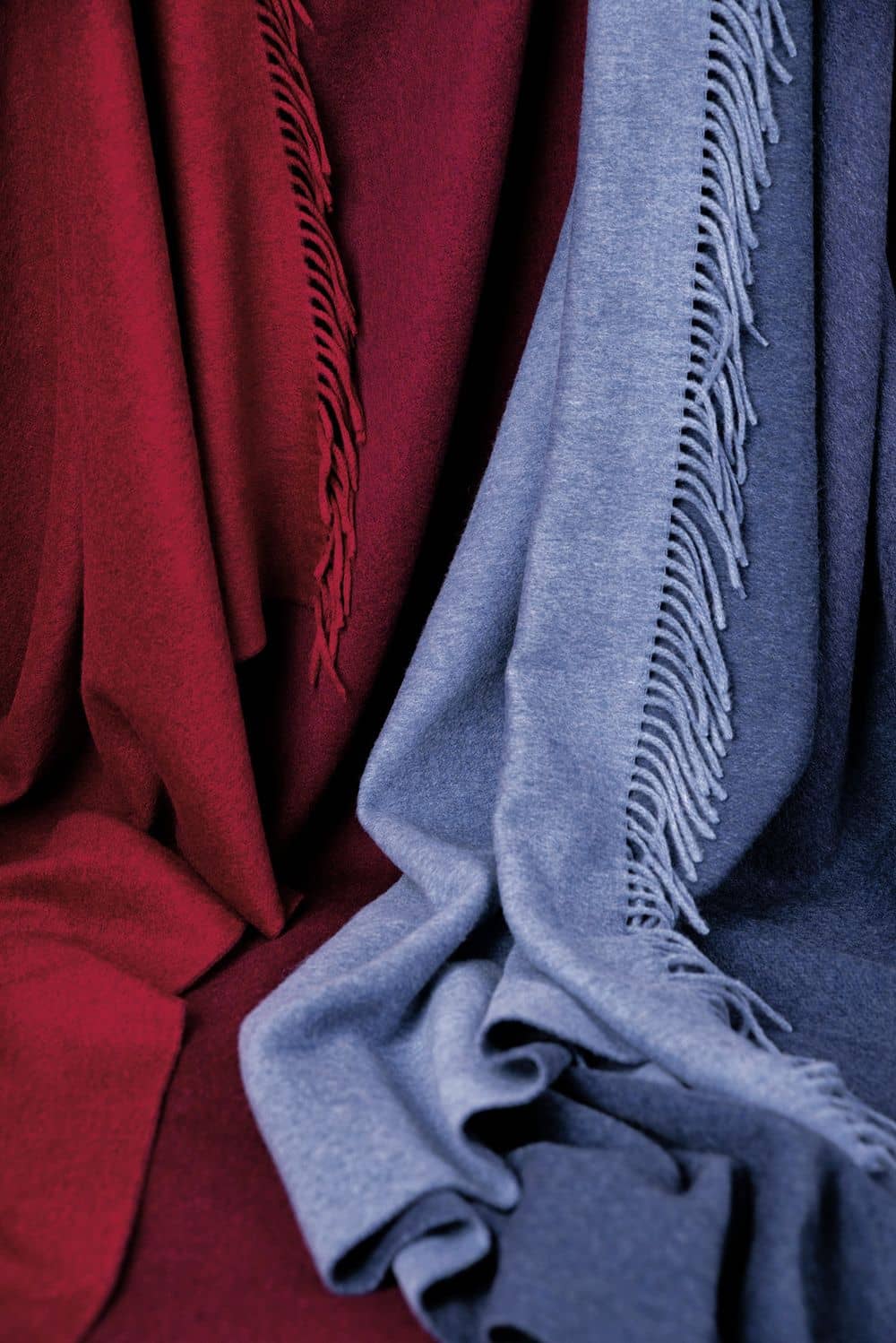 Reiseplaid 130 x 190 cm Reiseplaid aus bio Wolle (kbT) mit Fransen in rot und blau nebeneinander