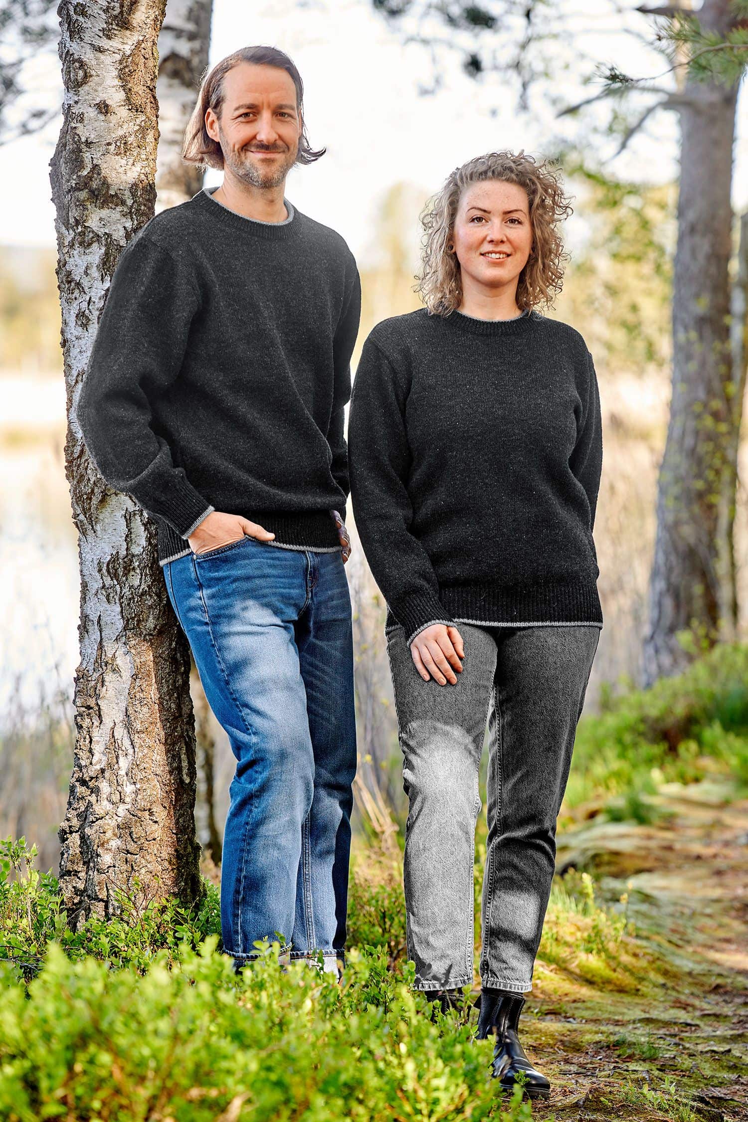 Mann und Frau mit Jeans tragen dunkelgraue Finkhof Pullis aus bio Wolle (kbT)