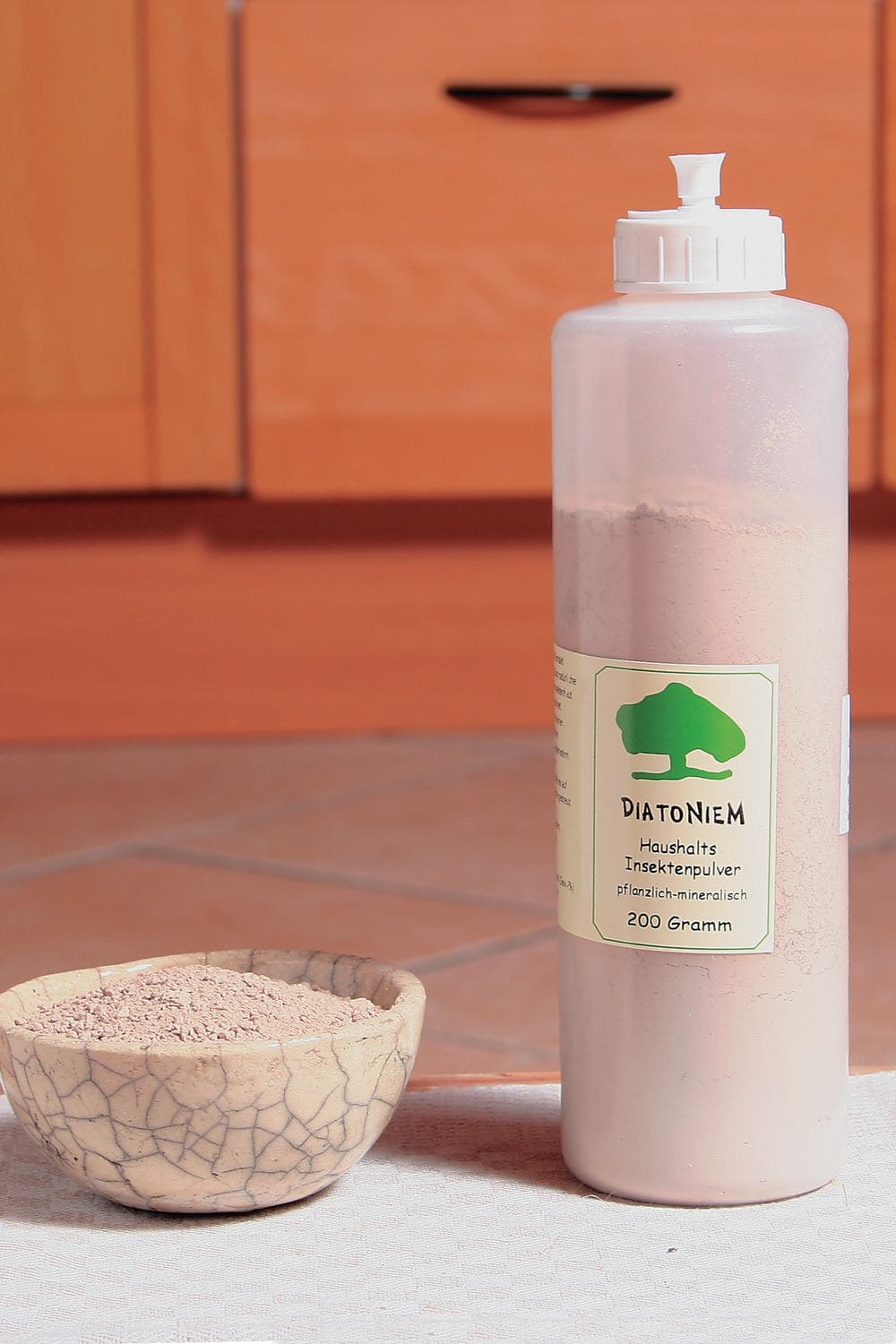 DiatoNiem 200 g DiatoNiem in 200g Flasche vom Finkhof in Küche mit Schale nebendran