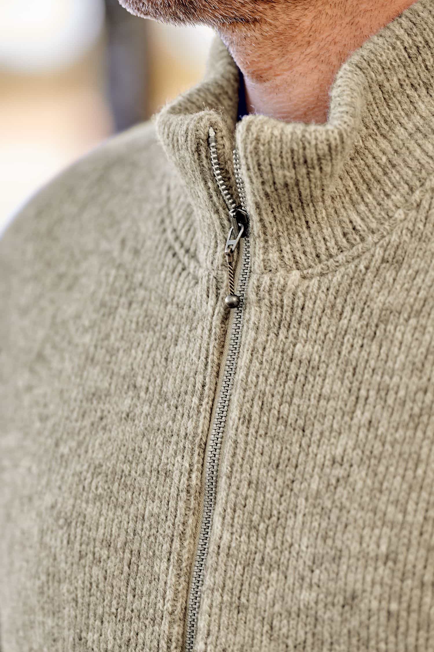 Detailansicht vom Kragen und Reißverschluss der grauen ungefärbten Finkhof Wollwalkweste aus bio Wolle (kbT)