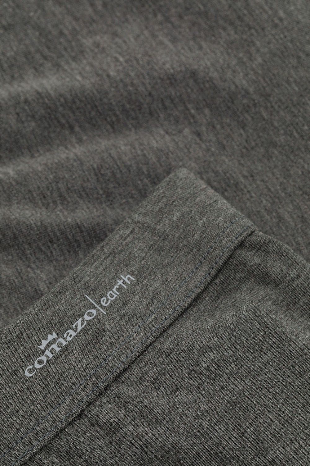 Detailaufnahme vom Druck des Firmennamens auf anthrazitfarbener Unterhose aus bio Baumwolle (kbA) und Elasthan