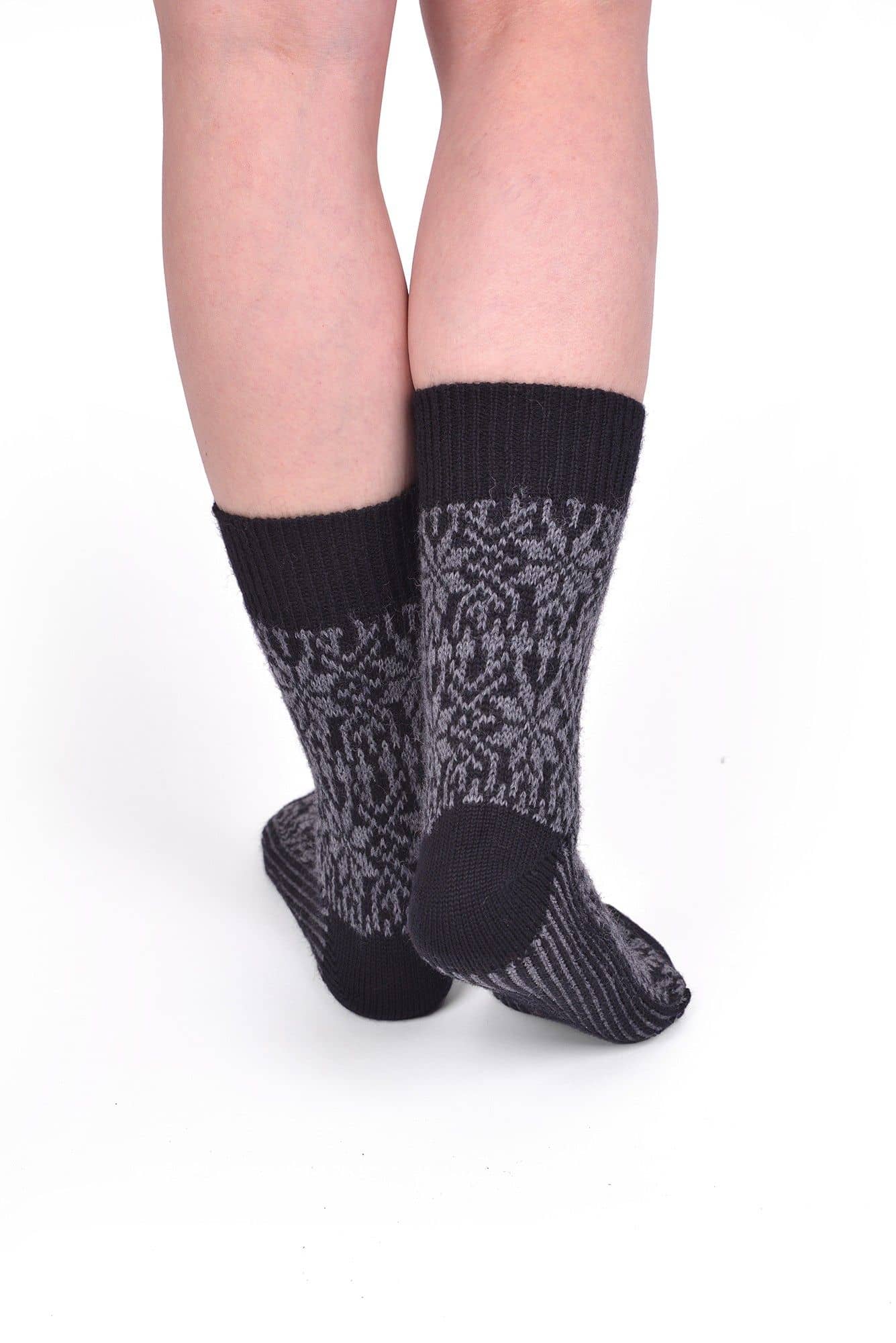schwarz graueNorwegersocken aus bio Wolle (kbT) und Seide, getragen von hinten