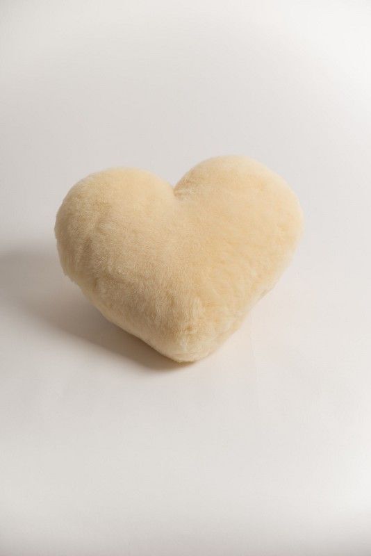 großes gelbliches Finkhof Herzkissen aus relugan gegerbtem Schaffell, Freisteller