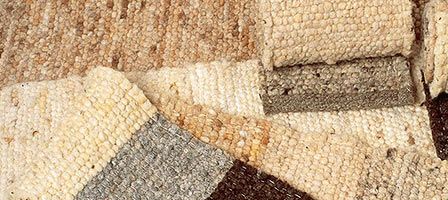 Geknüpfte, ungefärbte Wollteppiche vom Finkhof