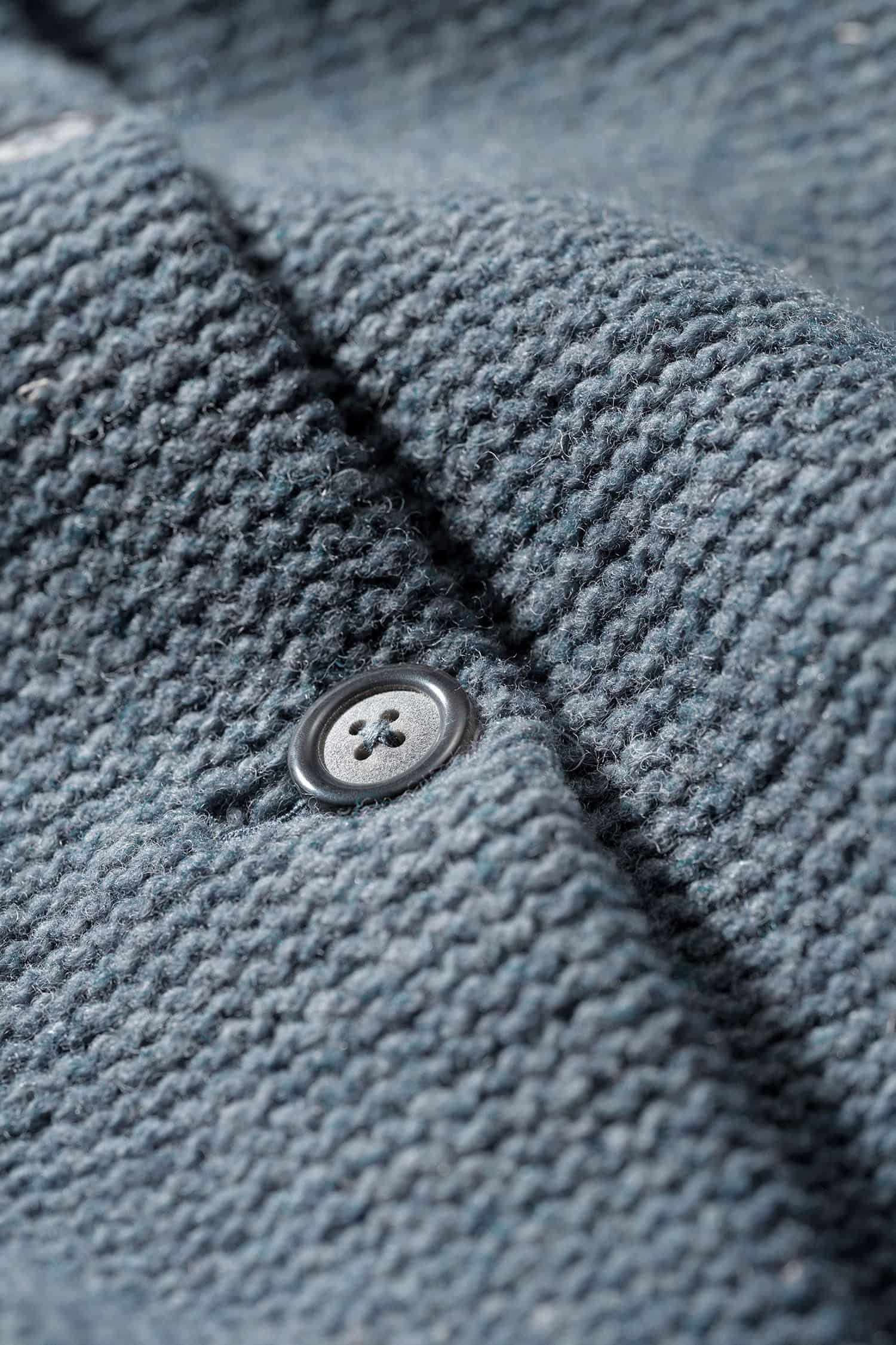 Nahaufnahme der Knöpfe der rauchblauen Strickjacke aus bio Wolle (kbT) vom Finkhof