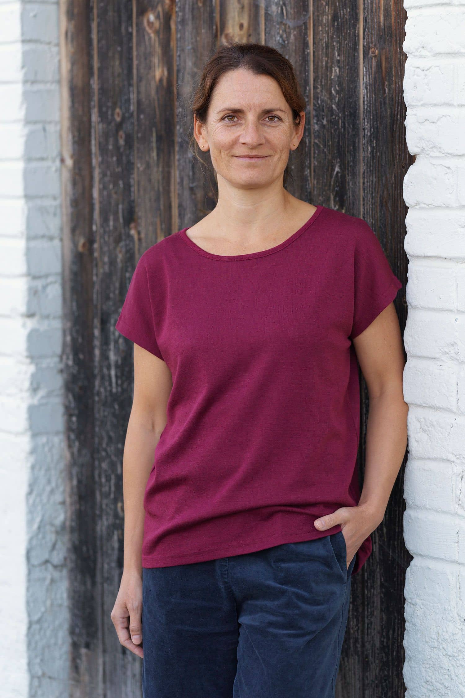 Frau trägt beerefarbenes oversize Shirt aus bio Wolle (kbT) und Seide