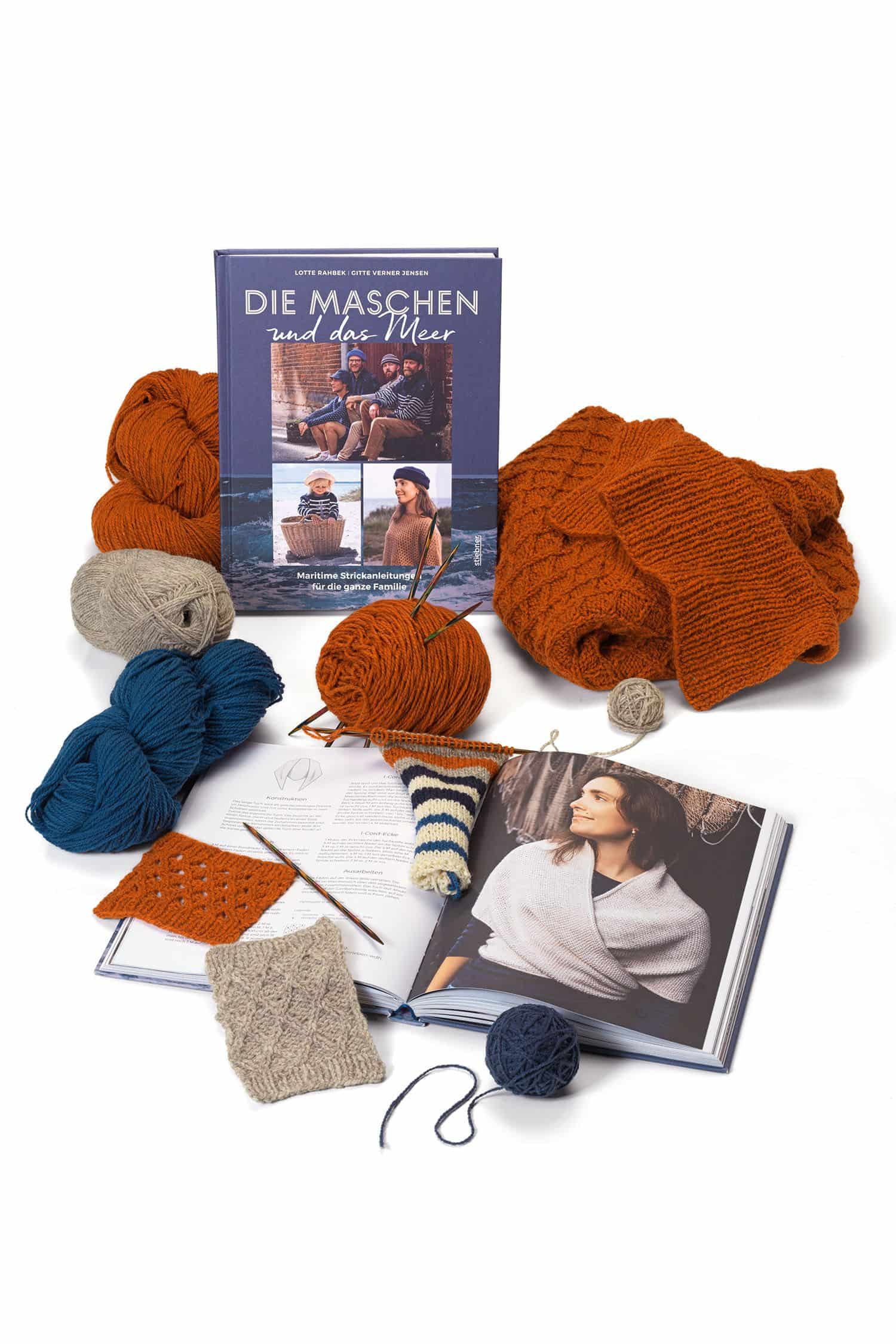 Die Maschen und das Meer Buch ,,Die Maschen und das Meer" mit Wollen und aufgeschlagenem Exemplar