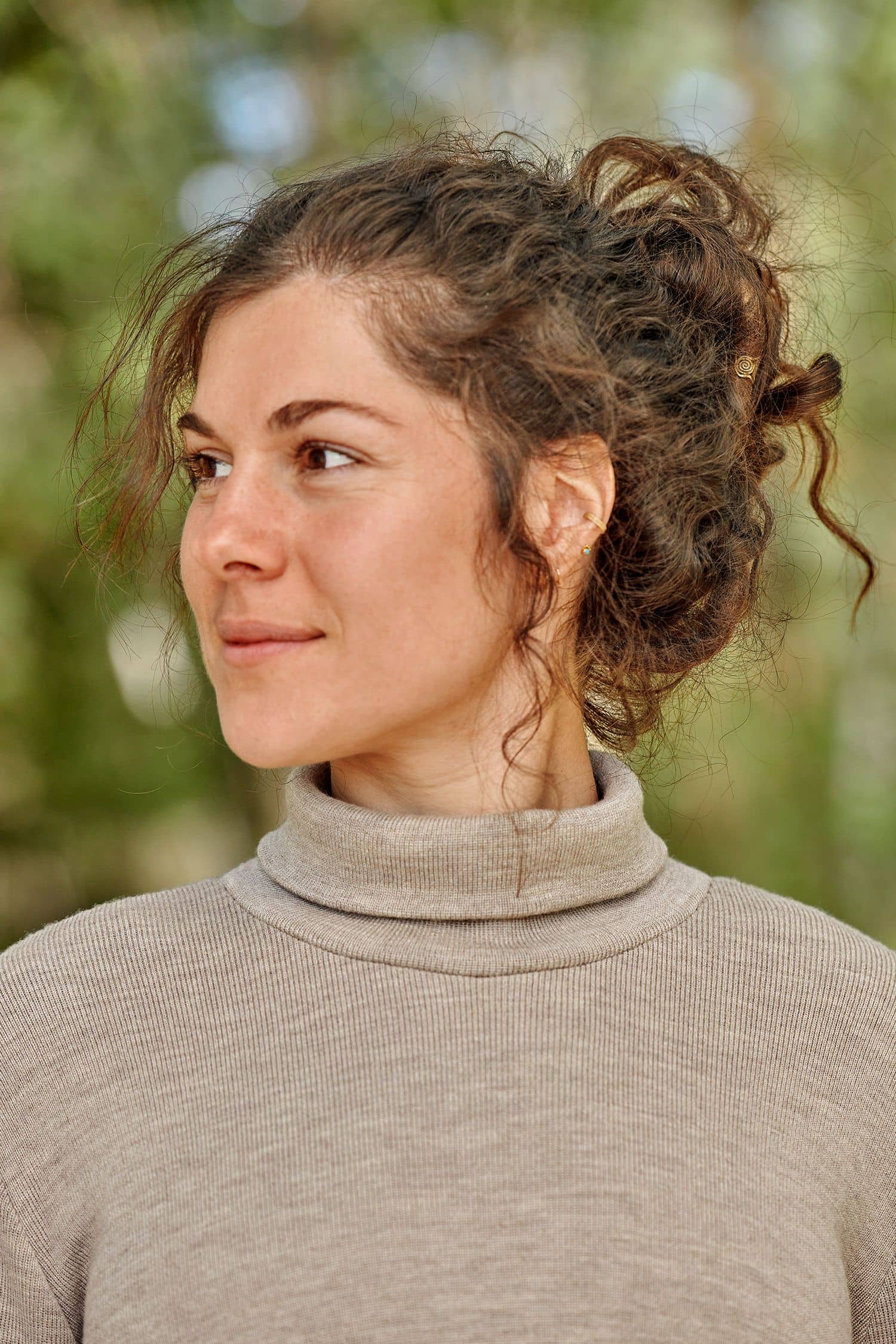 Portraitaufnahme von Frau mit hellbraunem Pullover mit Rollkragen aus bio Wolle (kbT) vom Finkhof