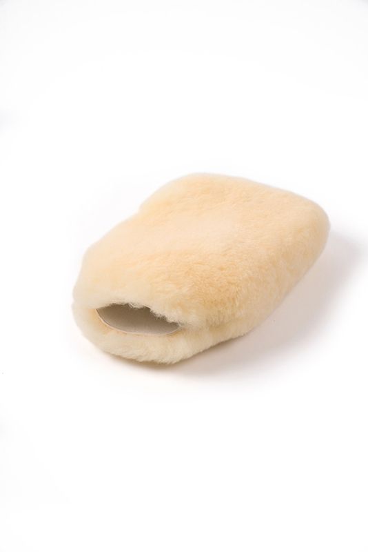 weiße relugan gegerbte Wärmehülle für Wärmflasche aus Schaffell vom Finkhof, Freisteller