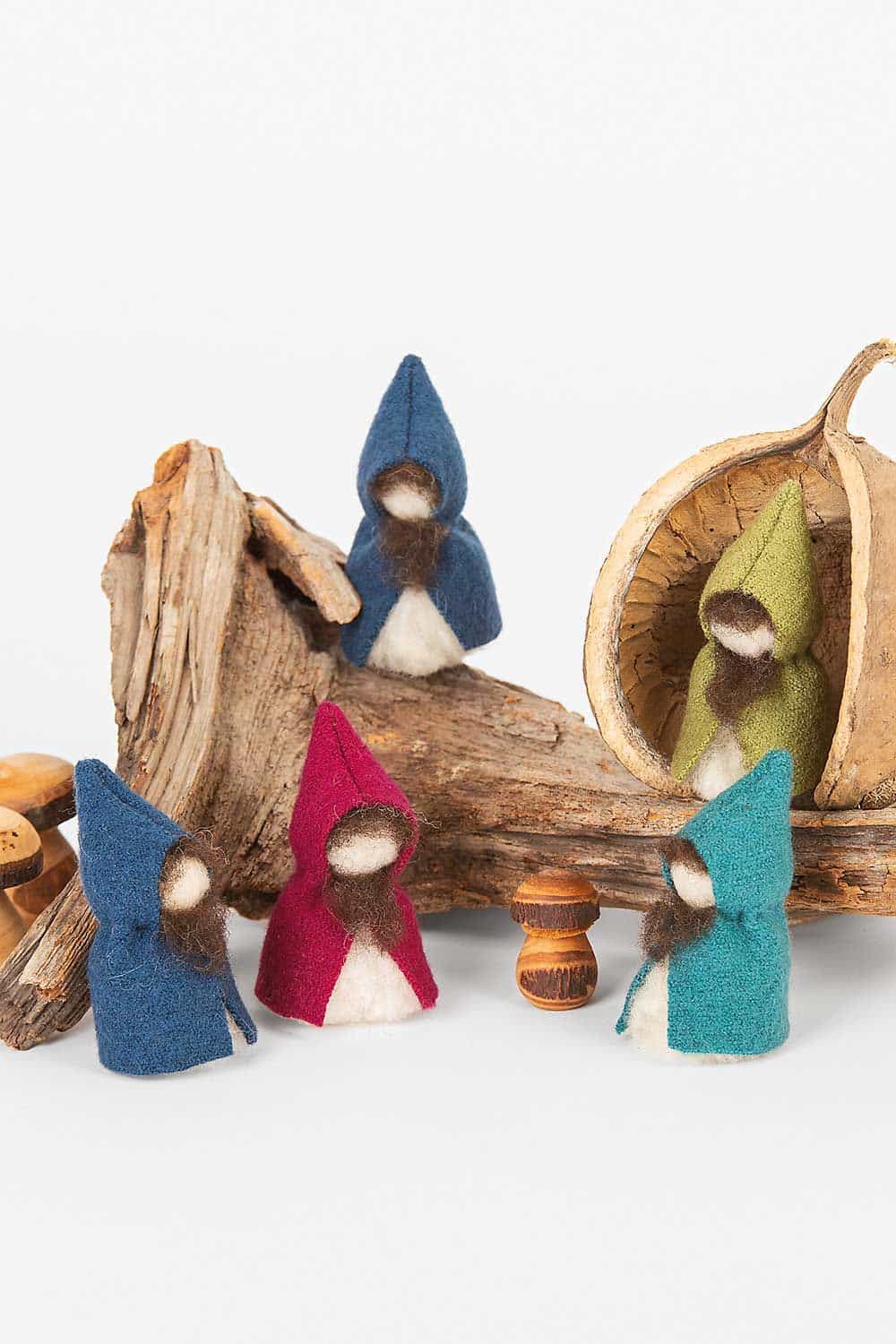 Bastelpackung Wichtel Wichtel mit bunten Mänteln aus Finkhof Bastelpackung Wichtel mit kardierter Wolle aus bio Wolle (kbT) auf Holzkulisse