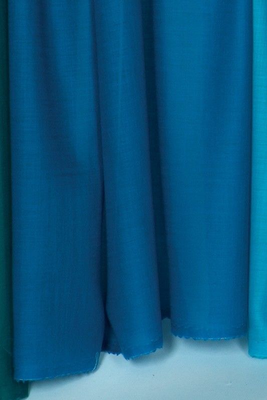 himmelblauer Wollmouselinestoff aus bio Wolle (kbT)