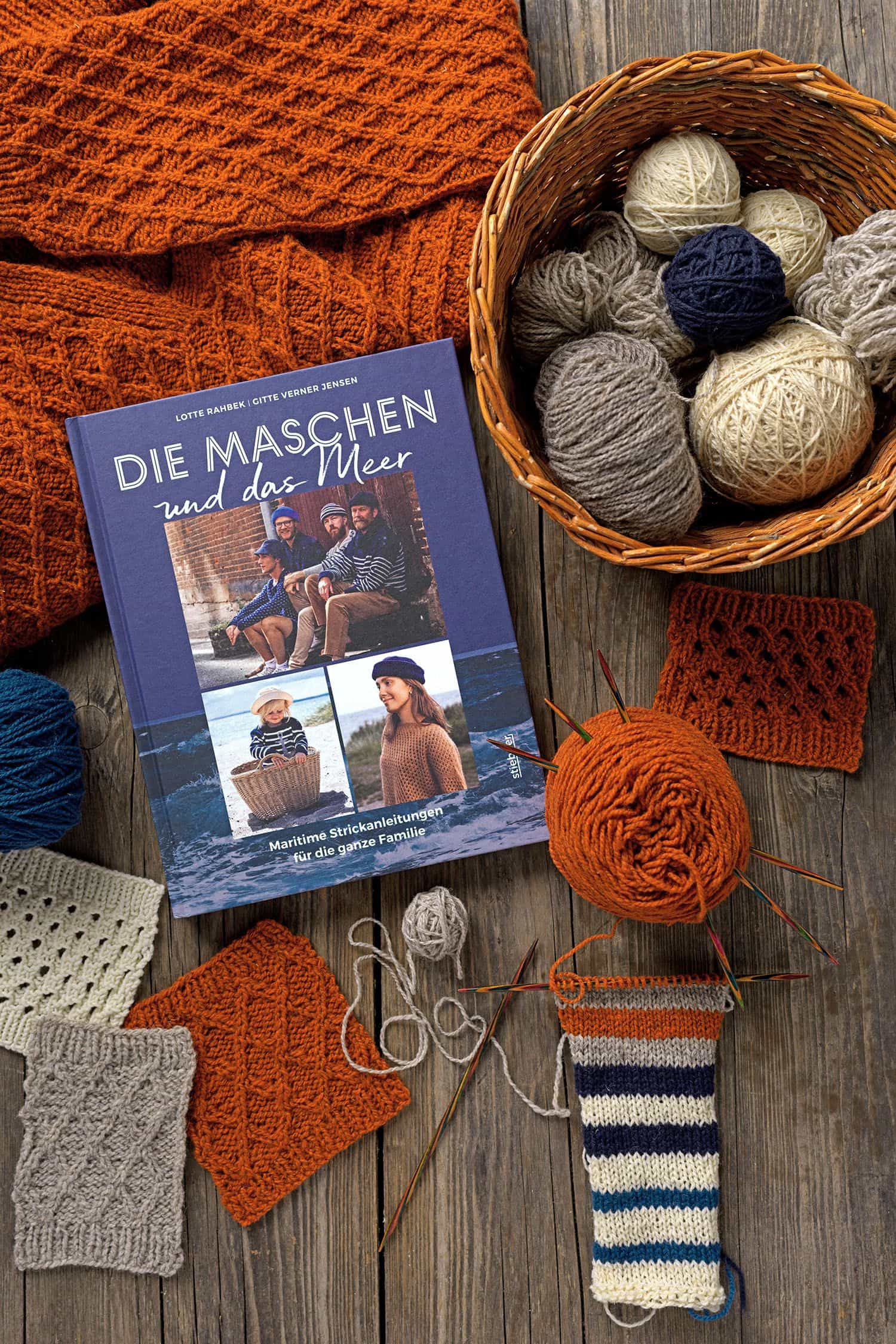 Buch ,,Die Maschen und das Meer" mit Wollen und Strickprojekten