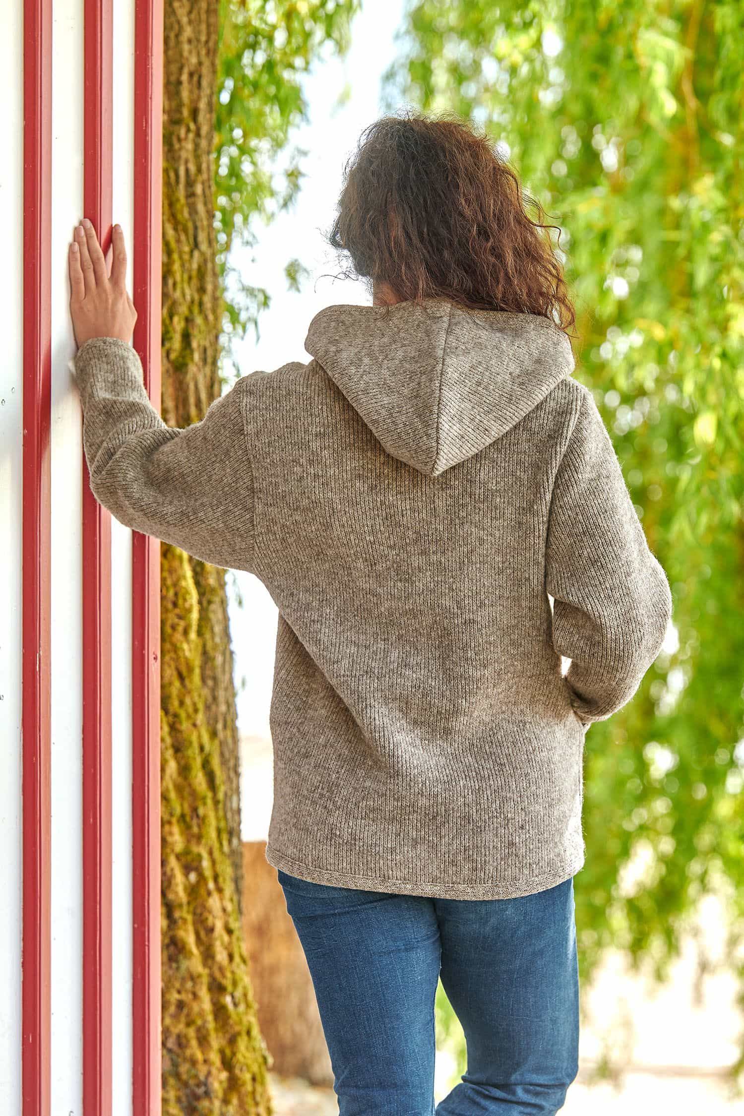 Rückansich von Frau mit grauer Finkhof Kapuzenjacke aus bio Wolle (kbT)