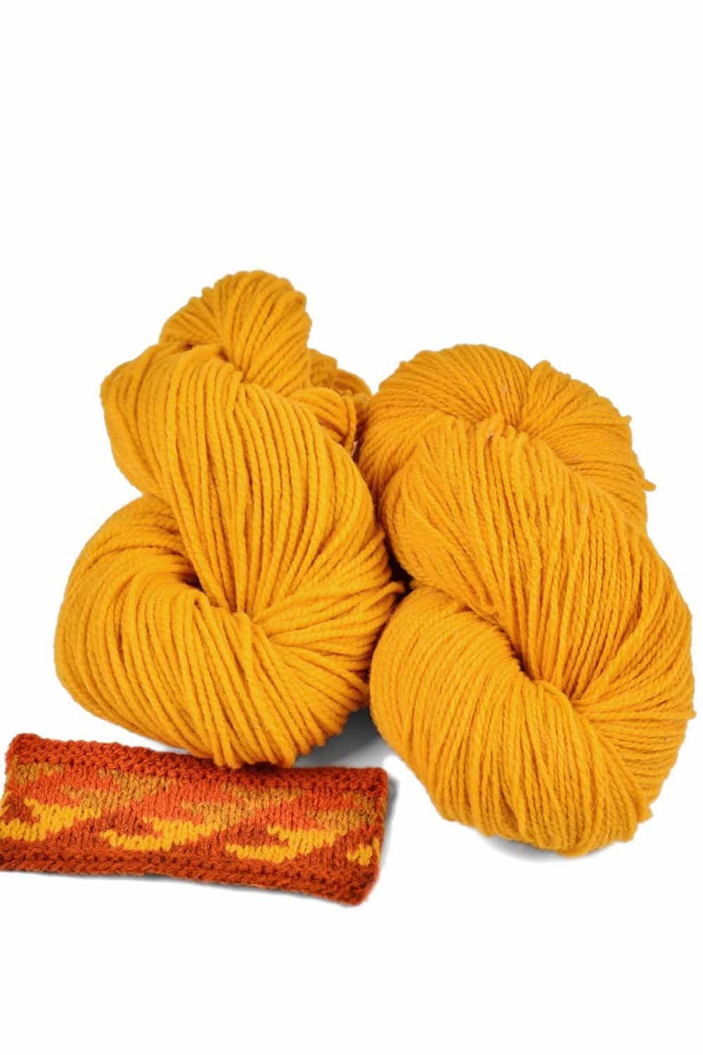 Finkhof Merinowolle dick gefärbt gelb gelbe dicke Finkhof Merinowolle aus bio Wolle (kbT) mit Strickstück davor, weißer Untergrund