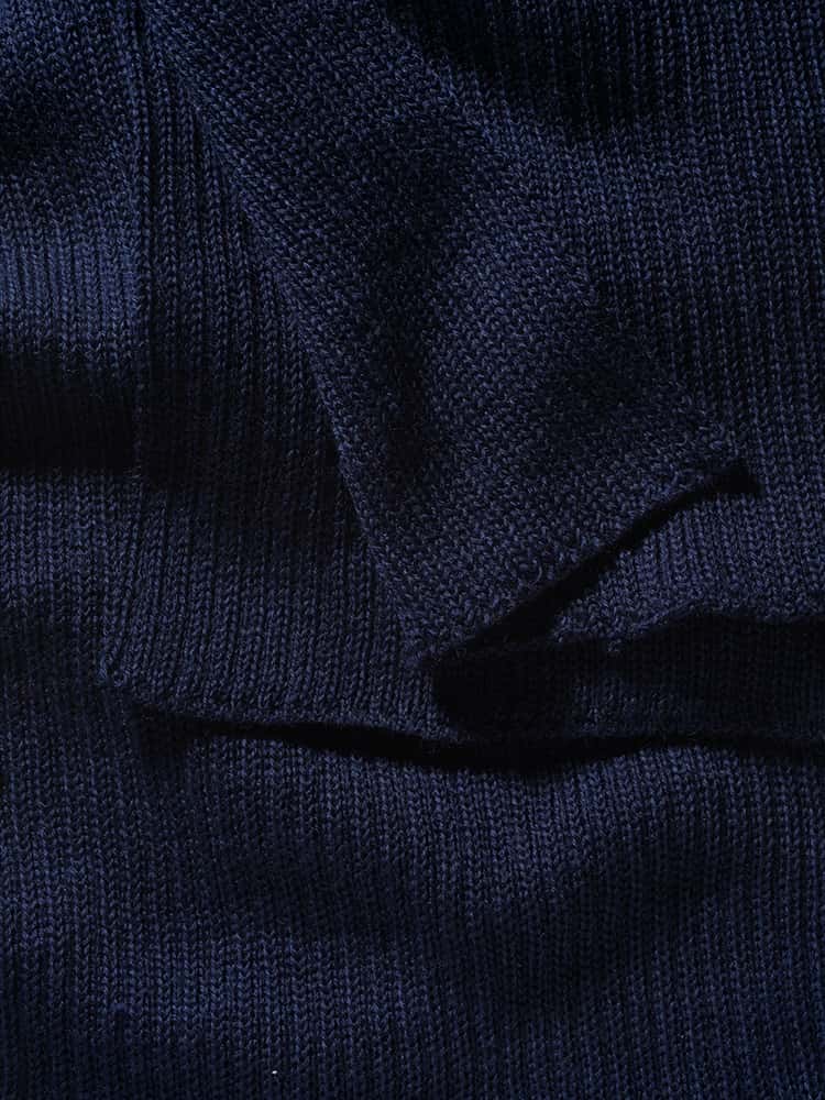 Struktur des marineblauen Strickschals aus bio Wolle (kbT) vom Finkhof