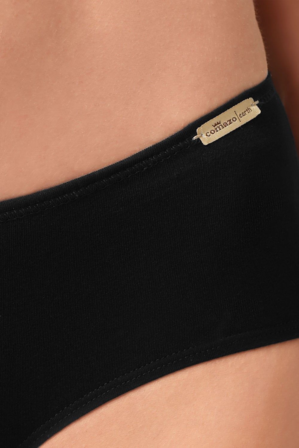 Detailaufnahme des Etiketts der schwarzen Panty aus bio Baumwolle (kbA) und Elasthan