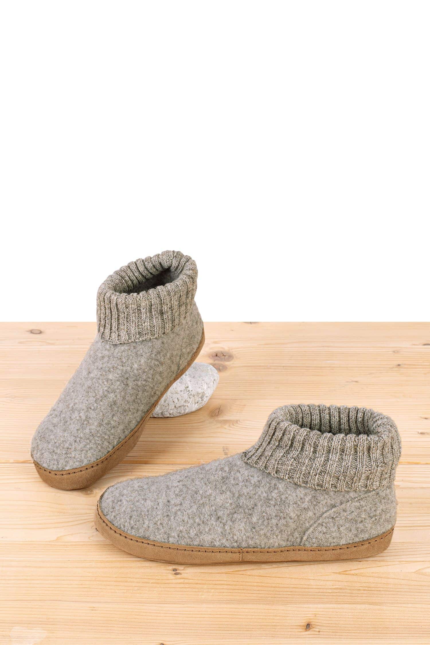 hellgraue Finkhof Hüttenschuhe aus pflanzlich gegerbtem Leder und bio Wolle (kbT) auf Holzboden