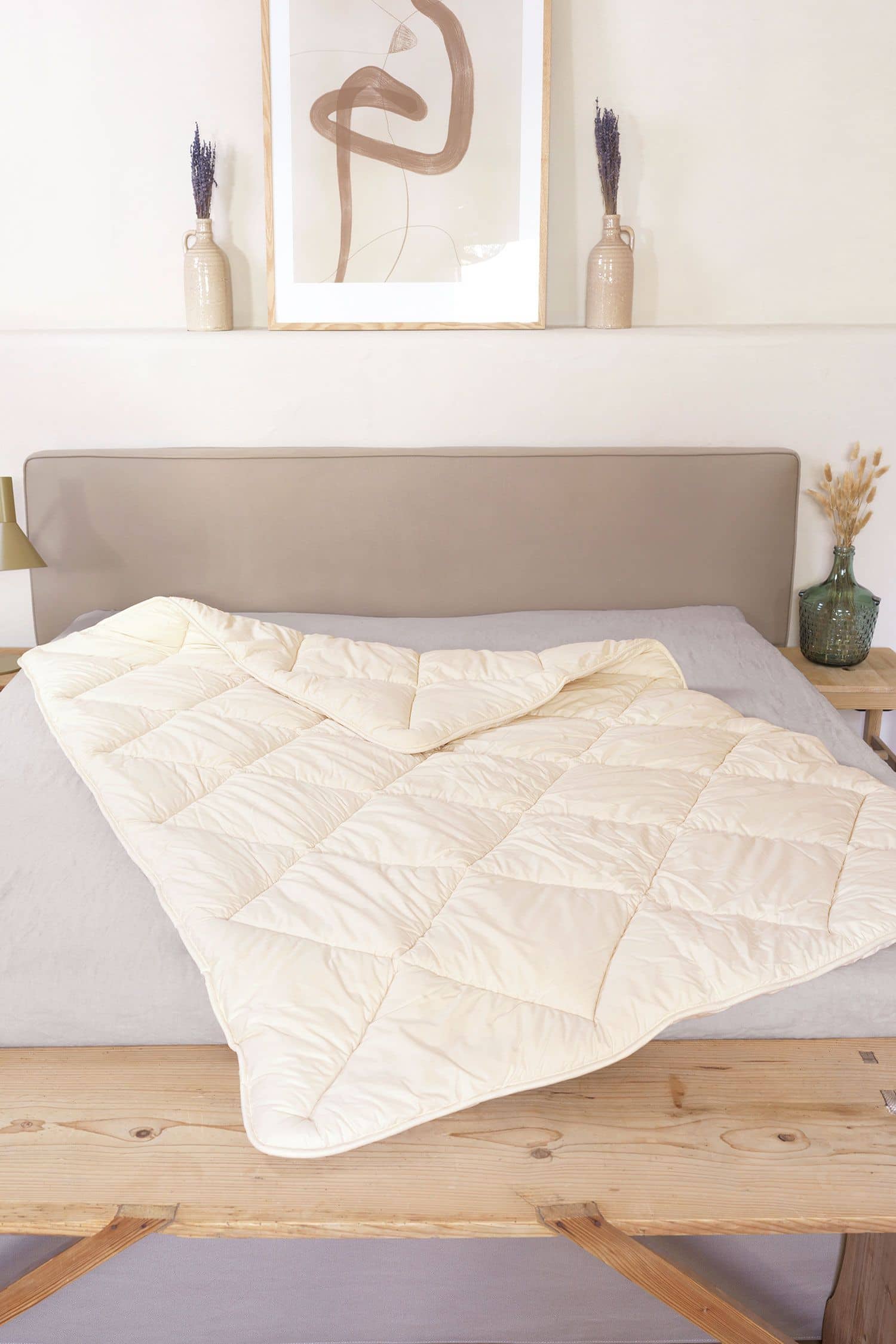 Finkhof Steppdecke aus bio Wolle (kbT) und bio Baumwolle (kbA) liegt auf Bett