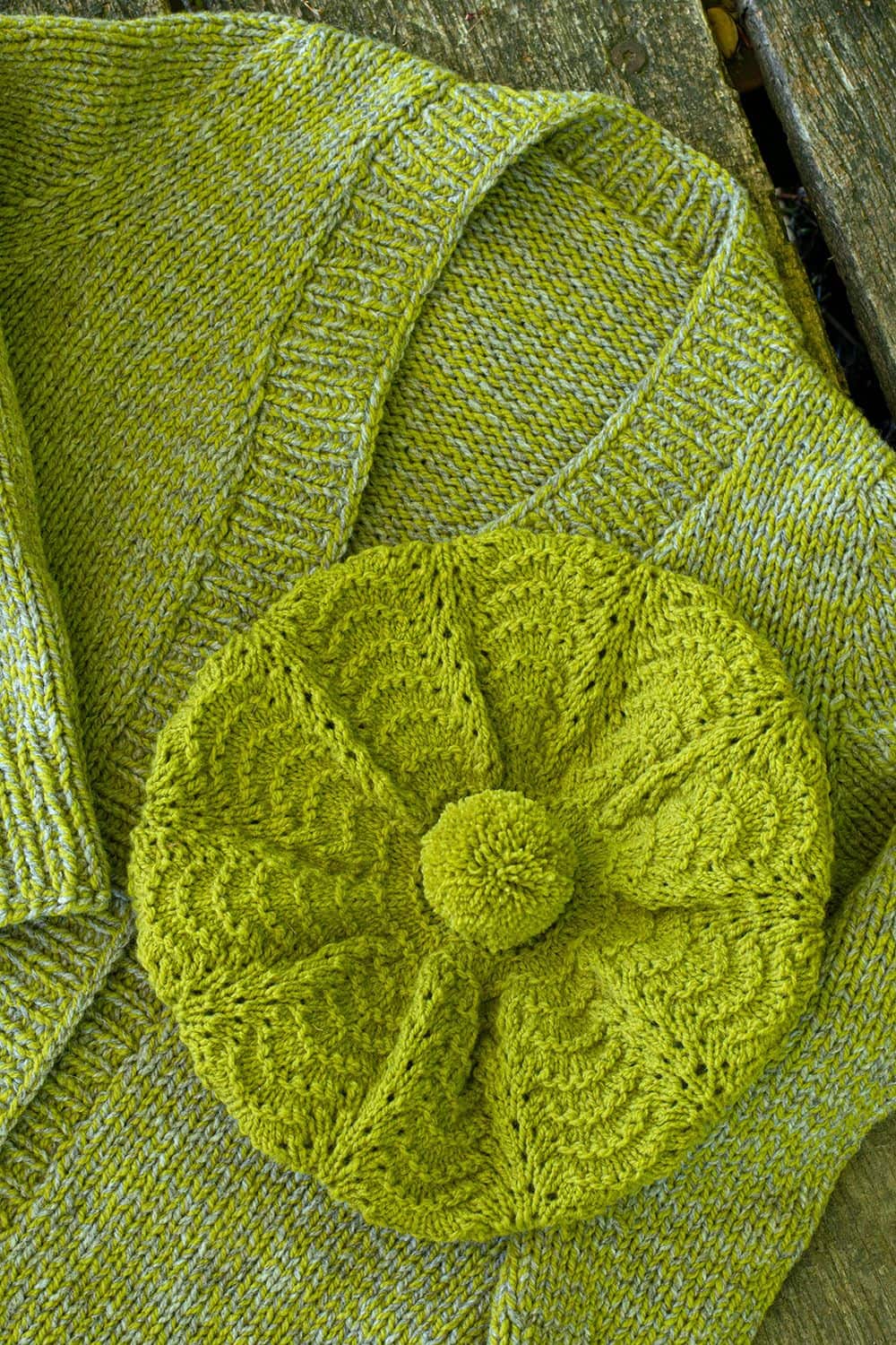 grüne Mütze auf grünem Cardigan als Beispielprojekt für das Buch ,,Japanische Mützen stricken"