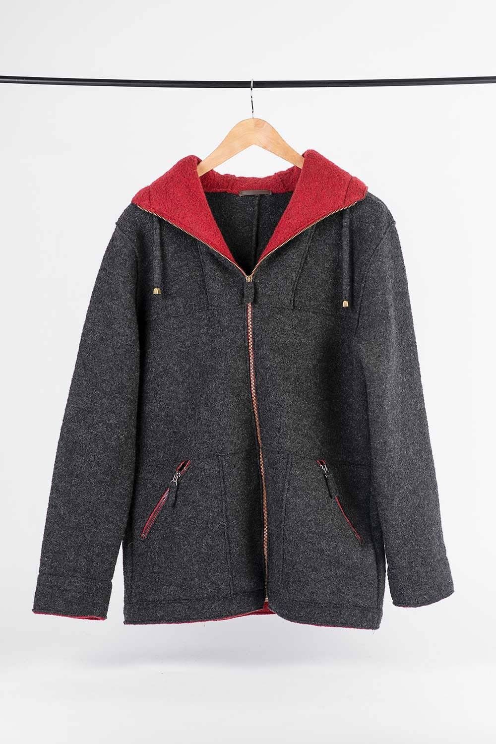 anthrazite Jacke aus bio Wolle (kbT) vom Finkhof mit Kleiderbügel an Kleiderstange aufgehängt