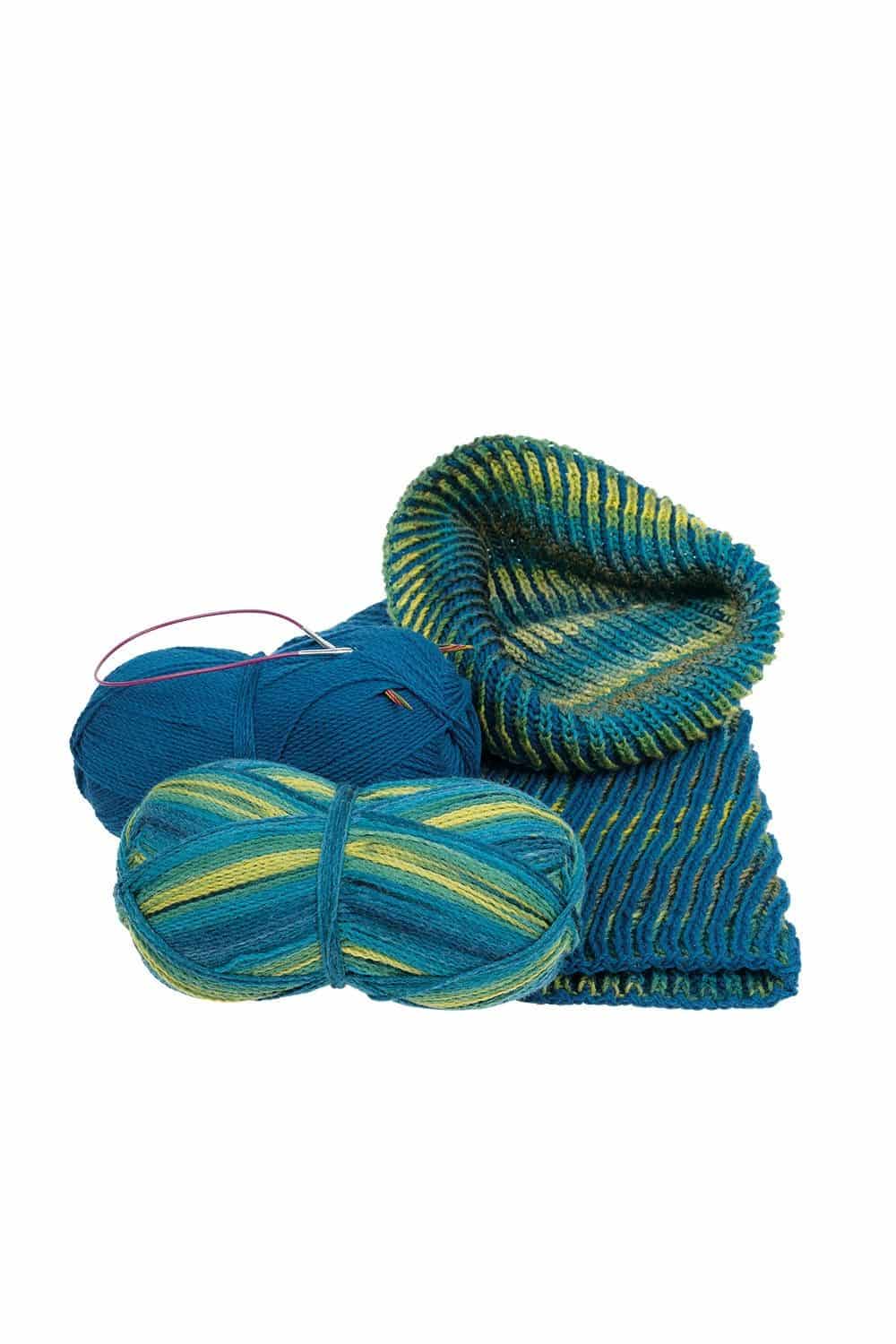 Knäul feine Finkhof Sockenwolle mit blau grünem Farbverlauf aus bio Wolle (kbT) mit fertigem Produkt