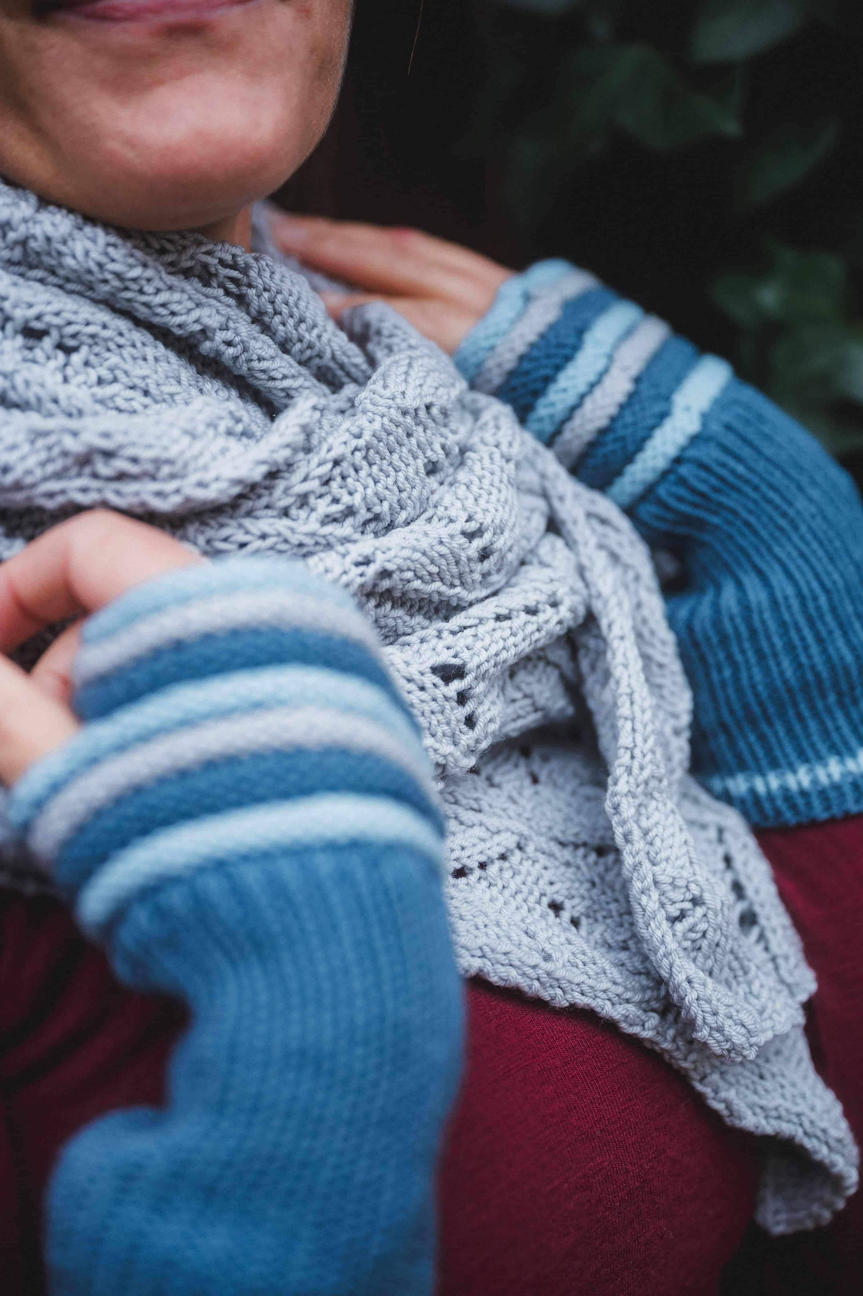 Nahaufnahme von blauem Schal mit Ajourmuster